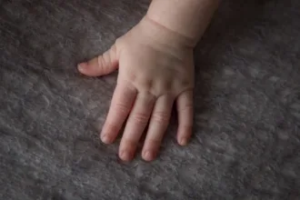 bebe-e-ferida-na-cabeca-por-golpes-de-tesoura-enquanto-era-amamentada-pela-mae-em-goiania