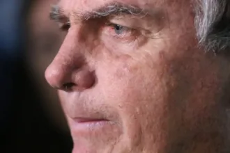 michelle-e-carlos-se-contradizem-ao-atualizar-estado-de-saude-de-jair-bolsonaro-–-nsc-total