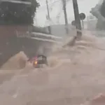 temporal-em-jatai-arrasta-veiculo,-alaga-ruas-e-atinge-unidade-de-saude;-veja-video
