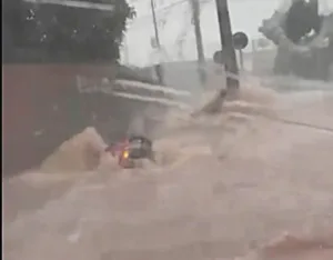 temporal-em-jatai-arrasta-veiculo,-alaga-ruas-e-atinge-unidade-de-saude;-veja-video