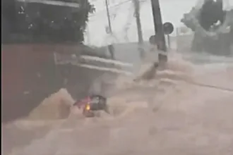 temporal-em-jatai-arrasta-veiculo,-alaga-ruas-e-atinge-unidade-de-saude;-veja-video