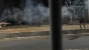 video-mostra-jovens-em-‘guerra’-com-fogos-de-artificio-em-goiania