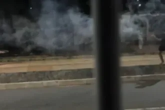 video-mostra-jovens-em-‘guerra’-com-fogos-de-artificio-em-goiania