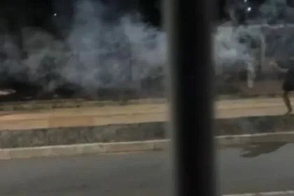 video-mostra-jovens-em-‘guerra’-com-fogos-de-artificio-em-goiania