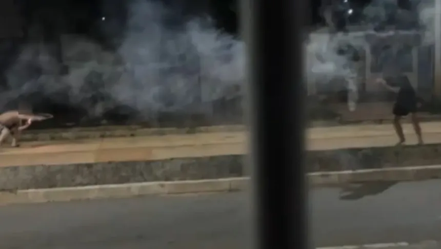 video-mostra-jovens-em-‘guerra’-com-fogos-de-artificio-em-goiania