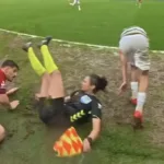 assistente-de-arbitragem-e-derrubada-em-partida-de-futebol-na-turquia-por-jogador,-nao-recebe-ajuda-ou-desculpas