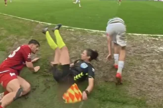 assistente-de-arbitragem-e-derrubada-em-partida-de-futebol-na-turquia-por-jogador,-nao-recebe-ajuda-ou-desculpas