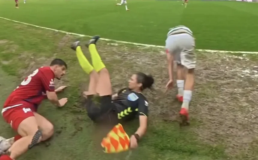 assistente-de-arbitragem-e-derrubada-em-partida-de-futebol-na-turquia-por-jogador,-nao-recebe-ajuda-ou-desculpas