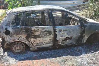 tentativa-de-feminicidio-termina-com-tiros,-carro-carbonizado-e-dois-presos-em-aparecida