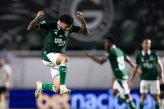 goias-comemora-83-anos-com-vitoria-e-lideranca-na-serie-b