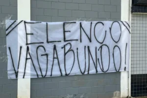 organizada-do-corinthians-leva-faixas-ao-ct-e-volta-a-parar-carros-de-jogadores-antes-de-treino-–-meutimaocom.br