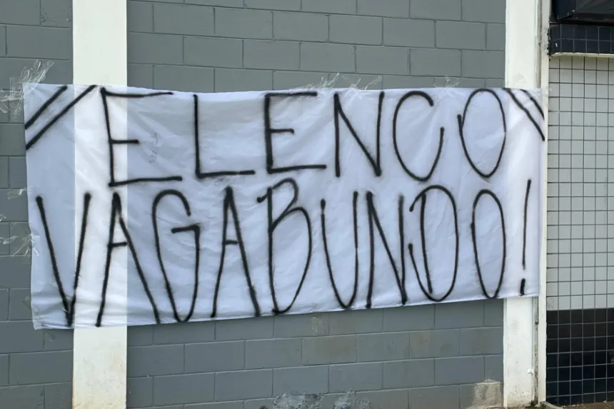organizada-do-corinthians-leva-faixas-ao-ct-e-volta-a-parar-carros-de-jogadores-antes-de-treino-–-meutimaocom.br