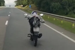 prf-flagra-motociclista-fazendo-manobra-“superman”-em-rodovia-de-sc