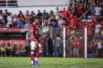 rafa-silva-exalta-trabalho-de-guto-ferreira-apos-vitoria-do-vila-nova-na-serie-b