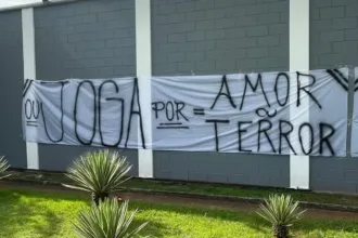 torcedores-do-corinthians-voltam-a-pressionar-jogadores-e-penduram-faixas-de-protesto-“elenco-vagabundo”