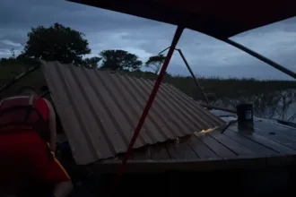 bombeiros-fazem-buscas-por-homem-que-desapareceu-apos-embarcacao-virar-no-lago-das-brisas