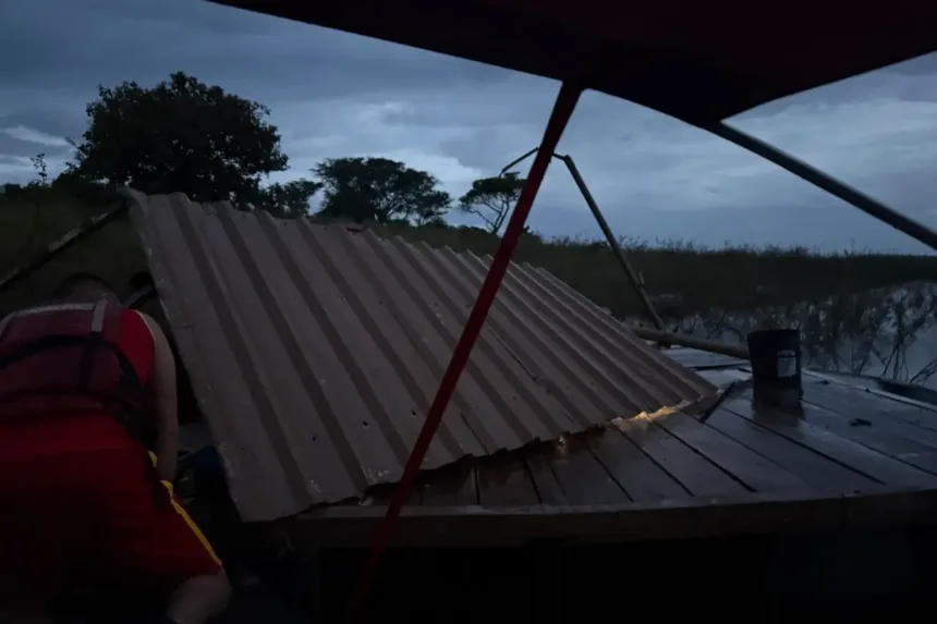 bombeiros-fazem-buscas-por-homem-que-desapareceu-apos-embarcacao-virar-no-lago-das-brisas