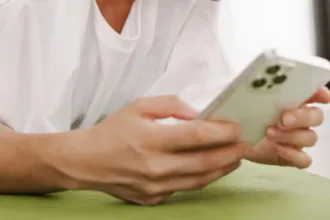 mulher-em-surto-que-estava-com-carimbo-medico-falso-em-aparecida-pode-ter-atendido-pacientes