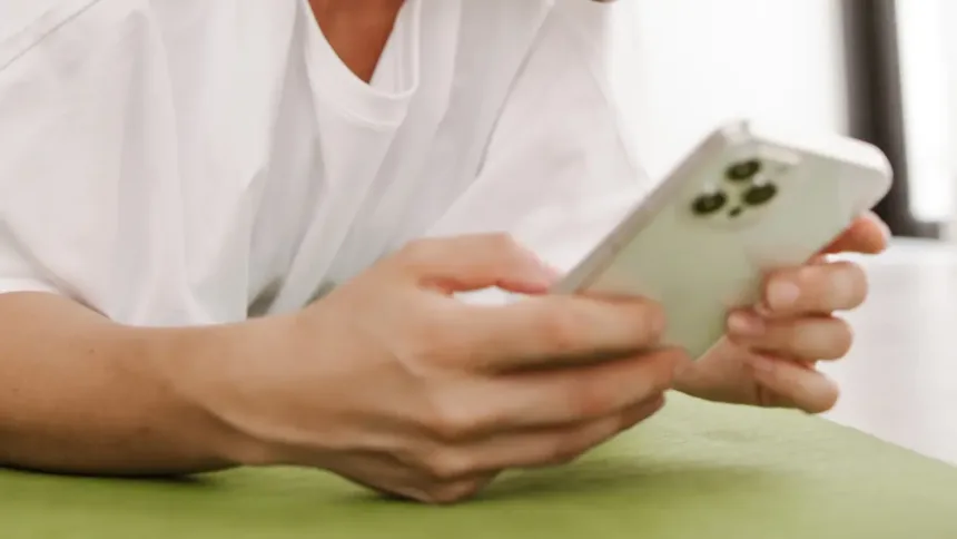 mulher-em-surto-que-estava-com-carimbo-medico-falso-em-aparecida-pode-ter-atendido-pacientes