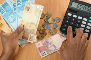 endividamento-atinge-quase-76%-das-familias-em-goias,-aponta-levantamento