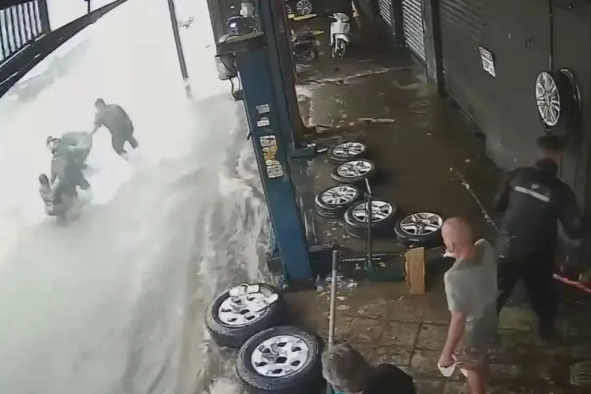 video:-homem-quase-e-arrastado-pela-enxurrada-no-crimeia-leste,-em-goiania