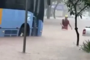 video:-homem-enfrenta-alagamento-ate-a-cintura-em-dia-de-chuva-em-goiania