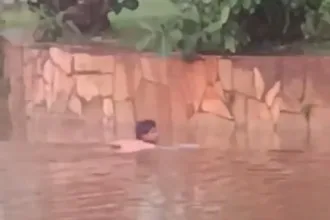 video:-homem-se-arrisca-ao-nadar-no-lago-das-rosas-durante-chuva-em-goiania