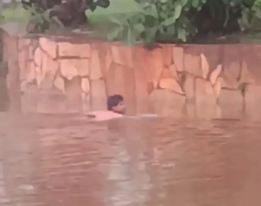 video:-homem-se-arrisca-ao-nadar-no-lago-das-rosas-durante-chuva-em-goiania