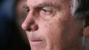 “dark-horse”:-filme-sobre-bolsonaro-ganha-data-de-estreia-e-poster-oficial;-veja