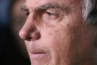 “dark-horse”:-filme-sobre-bolsonaro-ganha-data-de-estreia-e-poster-oficial;-veja