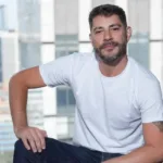 evaristo-costa-repercute-ao-aparecer-musculoso-em-ilha-na-grecia;-veja-foto