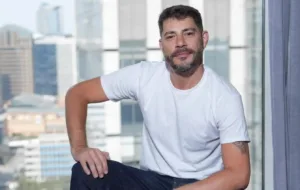 evaristo-costa-repercute-ao-aparecer-musculoso-em-ilha-na-grecia;-veja-foto