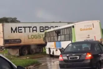 acidente-que-travou-perimetral-durante-chuva-foi-causado-por-caminhoneiro-bebado;-videos