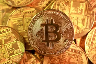jornal-diz-ter-encontrado-verdadeiro-criador-do-bitcoin,-mas-citado-nega