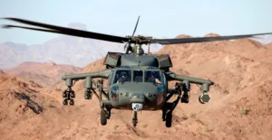 e-#fake-que-foto-mostre-helicoptero-militar-americano-abatido-em-deserto-no-ira;-imagem-foi-criada-com-inteligencia-artificial