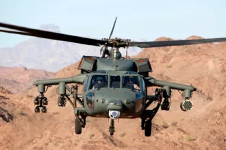 e-#fake-que-foto-mostre-helicoptero-militar-americano-abatido-em-deserto-no-ira;-imagem-foi-criada-com-inteligencia-artificial