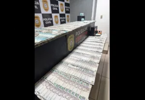 rs:-mulher-joga-dinheiro-em-telhado-vizinho-para-esconde-lo-da-policia