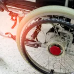 apos-crime,-cadeirante-foge-“pegando-rabeira”-em-caminhao-de-lixo