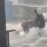 motociclista-ficou-preso-a-moto-apos-ser-derrubado-e-arrastado-por-enxurrada-em-goiania