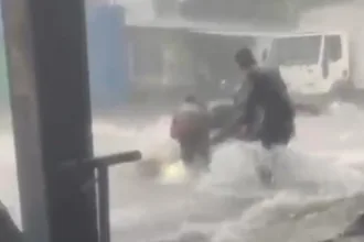 motociclista-ficou-preso-a-moto-apos-ser-derrubado-e-arrastado-por-enxurrada-em-goiania