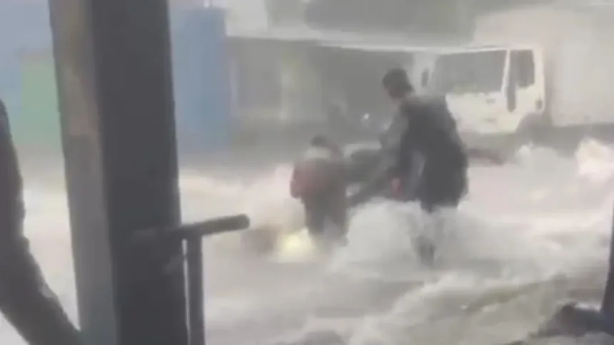 motociclista-ficou-preso-a-moto-apos-ser-derrubado-e-arrastado-por-enxurrada-em-goiania