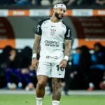 memphis-depay-e-advertido-pelo-stjd-apos-uso-de-celular-no-banco-de-reservas-durante-jogo-do-brasileirao