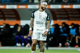 memphis-depay-e-advertido-pelo-stjd-apos-uso-de-celular-no-banco-de-reservas-durante-jogo-do-brasileirao