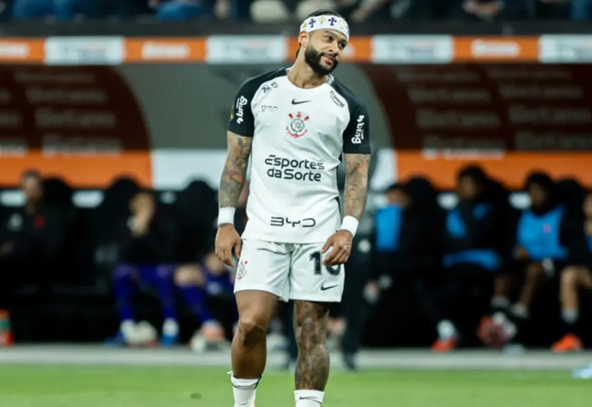memphis-depay-e-advertido-pelo-stjd-apos-uso-de-celular-no-banco-de-reservas-durante-jogo-do-brasileirao