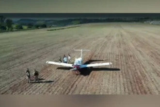 aviao-que-seguia-para-tecnoshow-em-rio-verde-faz-pouso-forcado-em-milharal