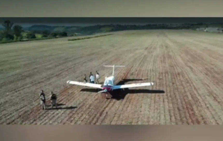 aviao-que-seguia-para-tecnoshow-em-rio-verde-faz-pouso-forcado-em-milharal