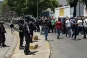 videos:-policia-dispersa-marcha-rumo-ao-palacio-presidencial-da-venezuela