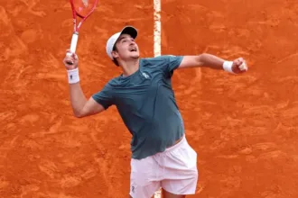 joao-fonseca-faz-bom-jogo-contra-zverev,-mas-acaba-eliminado-pelo-numero-3-do-mundo-em-monte-carlo