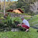 aos-63-anos,-ator-de-avenida-brasil-vive-em-casa-isolada-sem-vizinhos-e-cultiva-horta-organica-–-nsc-total