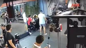 aparelho-com-180-kg-falha-e-jovem-quebra-os-dois-joelhos-em-academia